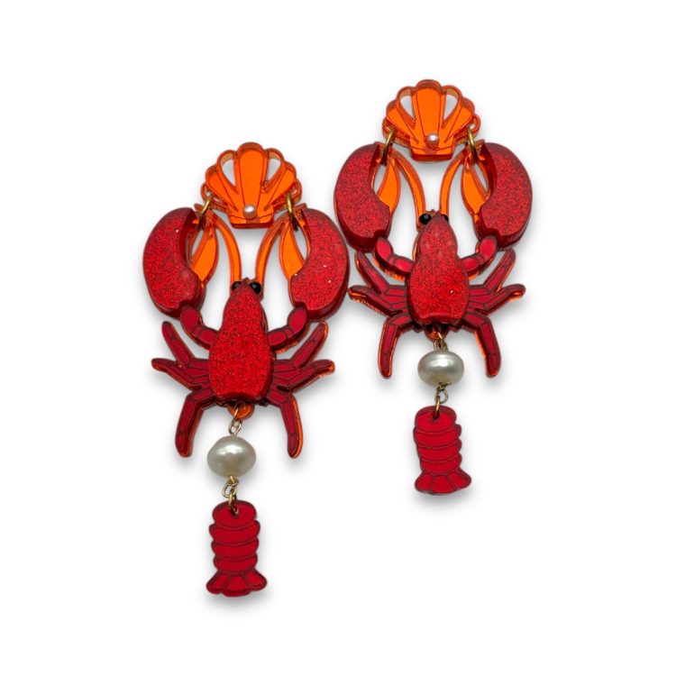 Lobster Queen – Plexiglass earrings with lobster and freshwater pearl