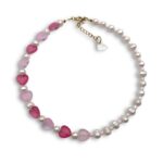 Amour Necklace – Ρομαντικό κολιέ με μαργαριτάρια & γυάλινες καρδιές σε ροζ αποχρώσεις