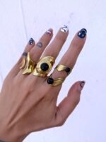 Vortex Ring – Δαχτυλίδι cuff σε χρυσό με μαύρη πέτρα - Image 2