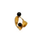 Vortex Ring – Δαχτυλίδι cuff σε χρυσό με μαύρη πέτρα