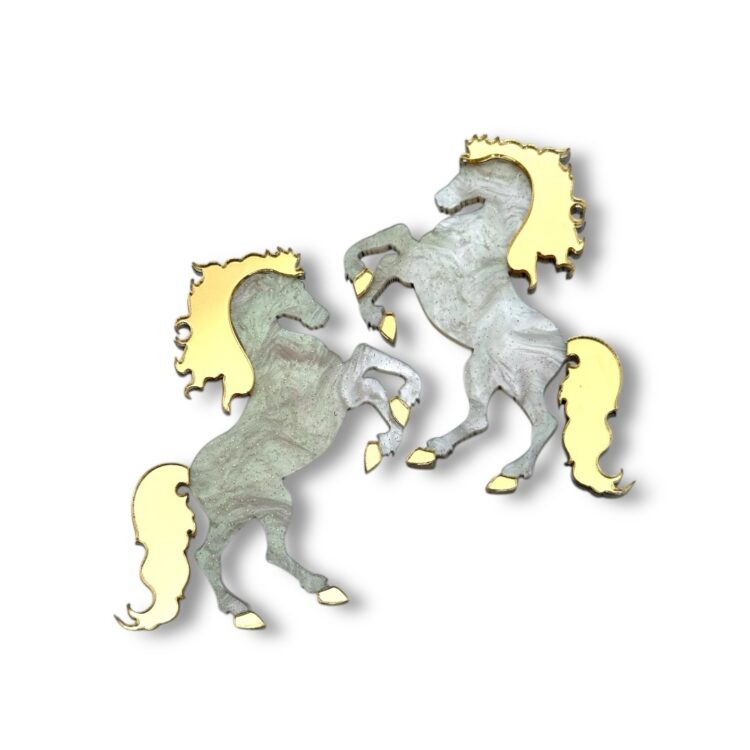 Λευκά σκουλαρίκια plexiglass Horse Spirit White με χρυσές λεπτομέρειες από τη FunkDaQueen.