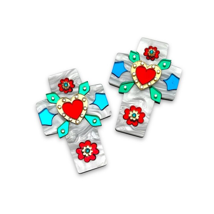 Σκουλαρίκια plexiglass σταυρός Crossbeat White FunkDaQueen σε λευκή μαργαριταρένια βάση με pop art σχέδιο