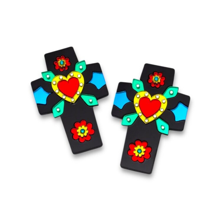 Σκουλαρίκια plexiglass Crossbeat FunkDaQueen σε σχήμα σταυρού με pop art καρδιά και πολύχρωμες λεπτομέρειες