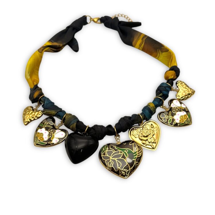 Veloura Hearts – Κολιέ από Ύφασμα και Ατσάλι με Σμάλτο FunkDaQueen