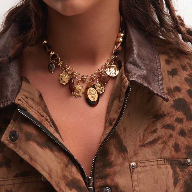 Μοντέλο φοράει το κολιέ Feral Muse FunkDaQueen από ύφασμα και ατσάλι με λεοπάρ λεπτομέρειες και vintage αισθητική