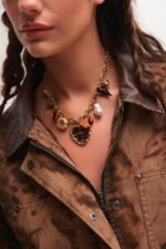 Λεπτομέρεια από το κολιέ Heart Rodeo με charms