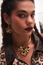 Μοντέλο φοράει τα σκουλαρίκια Leopard Flower FunkDaQueen από ανοξείδωτο ατσάλι με λεοπάρ μοτίβο