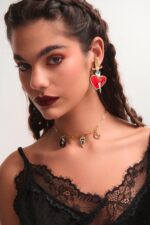 Model wearing σκουλαρίκια plexiglass καρδιά Heartstab – FunkDaQueen