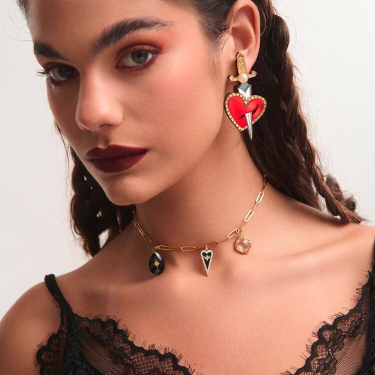 Model wearing σκουλαρίκια plexiglass καρδιά Heartstab – FunkDaQueen