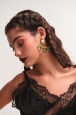 Μοντέλο φοράει σκουλαρίκια plexiglass Secret Key FunkDaQueen με πέρλα και αλυσίδες