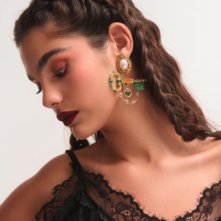 Μοντέλο φοράει σκουλαρίκια plexiglass Secret Key FunkDaQueen με πέρλα και αλυσίδες