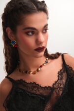 Μοντέλο φοράει τα σκουλαρίκια Royal Cabochon FunkDaQueen από ατσάλι με πολύχρωμες πέτρες