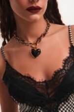 funkdaqueen-heart-inferno-necklace-black-gold-detail.jpg