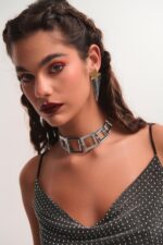 Μοντέλο φοράει τα σκουλαρίκια Cosmic Trail από plexiglass σε σχέδιο αστέρι με χρυσή και γκλίτερ λεπτομέρεια, δημιουργία της FunkDaQueen.