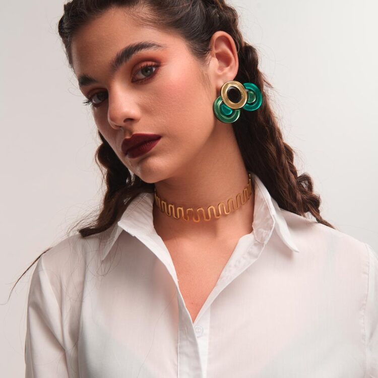 Μοντέλο φοράει τα σκουλαρίκια Circulis FunkDaQueen με χρυσό καθρέφτη και πράσινο plexiglass