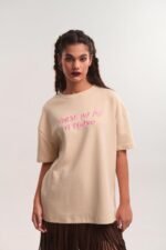 T-shirt beige with pink embroidery “Forse un po’ ti penso” – Dolce Thought Tee