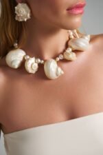 Nymph Shell Choker με oversized κοχύλια και πέρλες φορεμένο σε μοντέλο