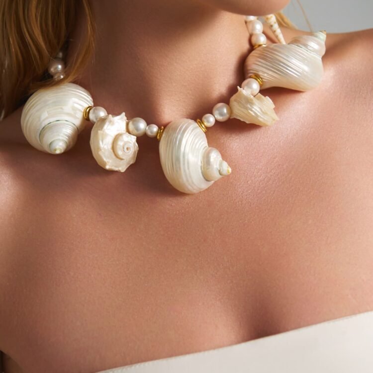 Nymph Shell Choker με oversized κοχύλια και πέρλες φορεμένο σε μοντέλο