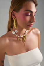 Cyclades Fish Pearl Earrings χρυσά statement σκουλαρίκια ψάρια με baroque πέρλες φορεμένα σε μοντέλο