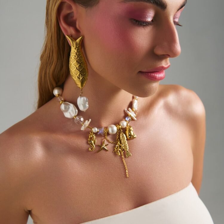 Cyclades Fish Pearl Earrings χρυσά statement σκουλαρίκια ψάρια με baroque πέρλες φορεμένα σε μοντέλο