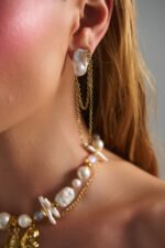 Cyclades Pearl Earrings baroque pearl chain earrings φορεμένα σε μοντέλο