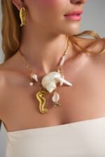 Poseidonia Necklace κολιέ με κοχύλι, ιππόκαμπο, πέρλες και χρυσές λεπτομέρειες φορεμένο σε μοντέλο