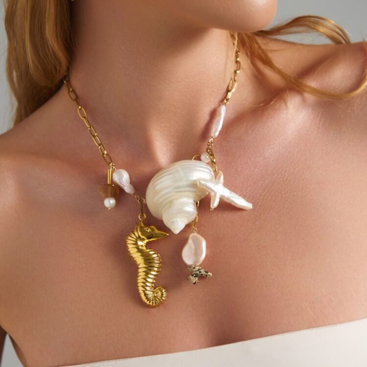 Poseidonia Necklace κολιέ με κοχύλι, ιππόκαμπο, πέρλες και χρυσές λεπτομέρειες φορεμένο σε μοντέλο