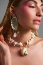 Ocean Whisper Necklace με φυσικό κοχύλι και κοράλλι φορεμένο σε μοντέλο