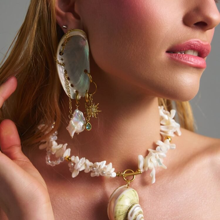 Ocean Whisper Necklace με φυσικό κοχύλι και κοράλλι φορεμένο σε μοντέλο