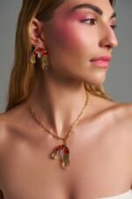 Salty Shrimp Earrings σκουλαρίκια γαρίδες από χειροποίητο plexiglass φορεμένα σε μοντέλο
