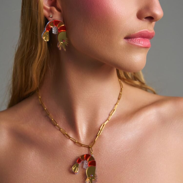 Salty Shrimp Earrings σκουλαρίκια γαρίδες από χειροποίητο plexiglass φορεμένα σε μοντέλο