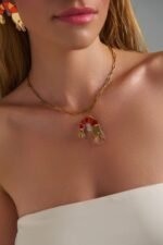 Salty Shrimp Necklace κολιέ με γαρίδα από χειροποίητο plexiglass φορεμένο σε μοντέλο
