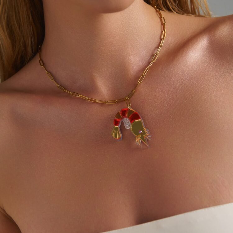 Salty Shrimp Necklace κολιέ με γαρίδα από χειροποίητο plexiglass φορεμένο σε μοντέλο