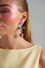 Mirage Face Silver Earrings σκουλαρίκια από ατσάλι σε μοντέλο με αφηρημένο σχέδιο προσώπου και μπλε μάτια