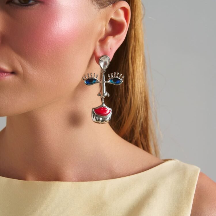Mirage Face Silver Earrings σκουλαρίκια από ατσάλι σε μοντέλο με αφηρημένο σχέδιο προσώπου και μπλε μάτια