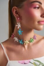Ophelia Earrings πολύχρωμα floral plexiglass σκουλαρίκια φορεμένα σε μοντέλο με pastel flower design
