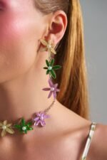 Ophelia Earrings floral pastel plexiglass σκουλαρίκια φορεμένα σε μοντέλο με dangling flower σχέδιο