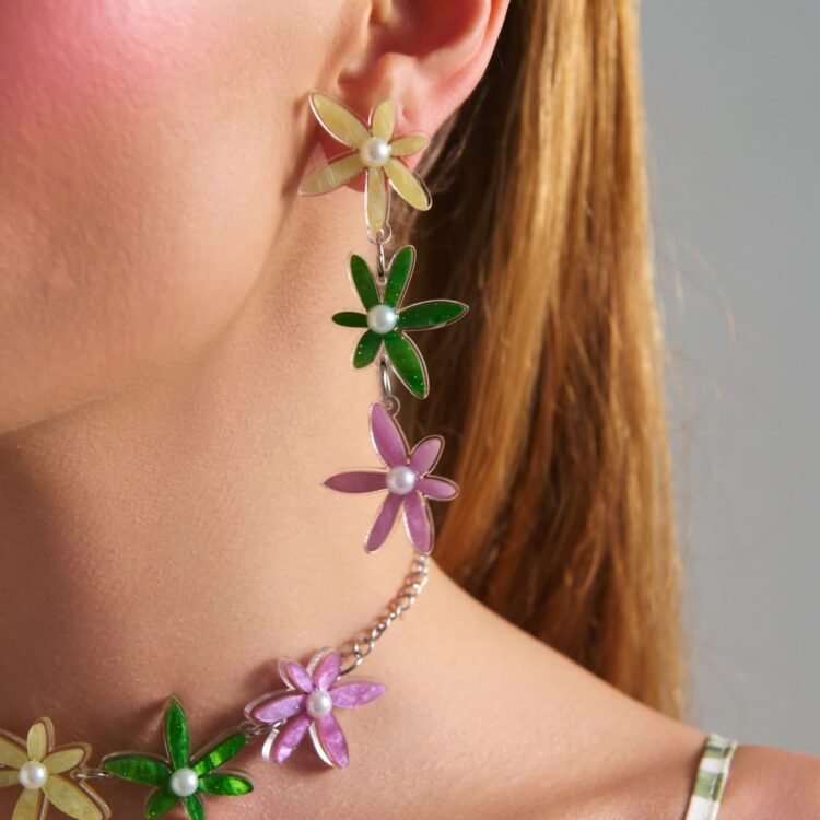 Ophelia Earrings floral pastel plexiglass σκουλαρίκια φορεμένα σε μοντέλο με dangling flower σχέδιο