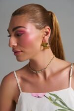 Γυναικείο μοντέλο που φορά το Rainbow Queen Pastel Gold Choker με πολύχρωμα pastel ζιργκόν