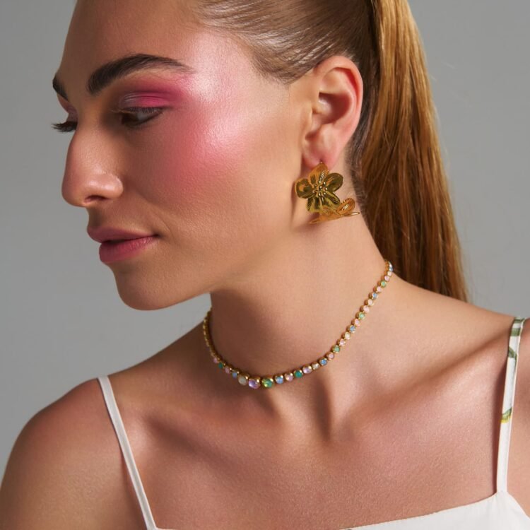 Γυναικείο μοντέλο που φορά το Rainbow Queen Pastel Gold Choker με πολύχρωμα pastel ζιργκόν