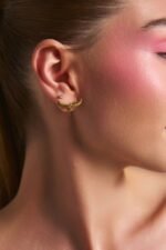 Moon Wings Gold Earrings χρυσά wing earrings από ατσάλι φορεμένα σε μοντέλο