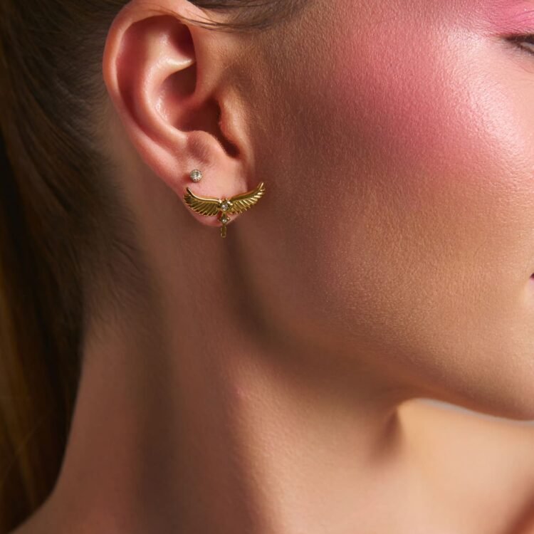 Moon Wings Gold Earrings χρυσά wing earrings από ατσάλι φορεμένα σε μοντέλο