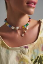 Lysithea Pearl Necklace πολύχρωμο κολιέ με cat eye χάντρες και πέρλες φορεμένο σε μοντέλο