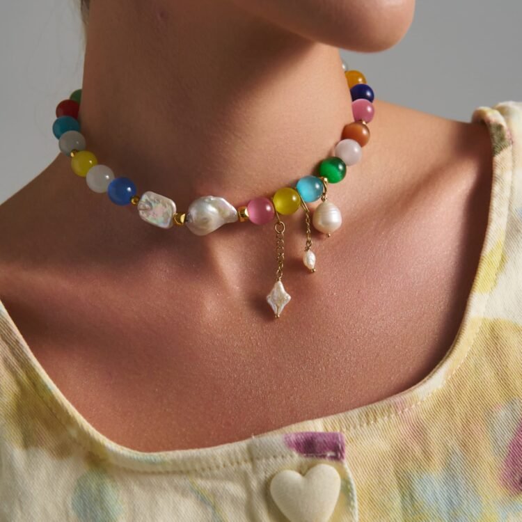 Lysithea Pearl Necklace πολύχρωμο κολιέ με cat eye χάντρες και πέρλες φορεμένο σε μοντέλο
