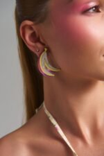 Banana Fantasy Earrings pastel banana plexiglass earrings φορεμένα σε μοντέλο