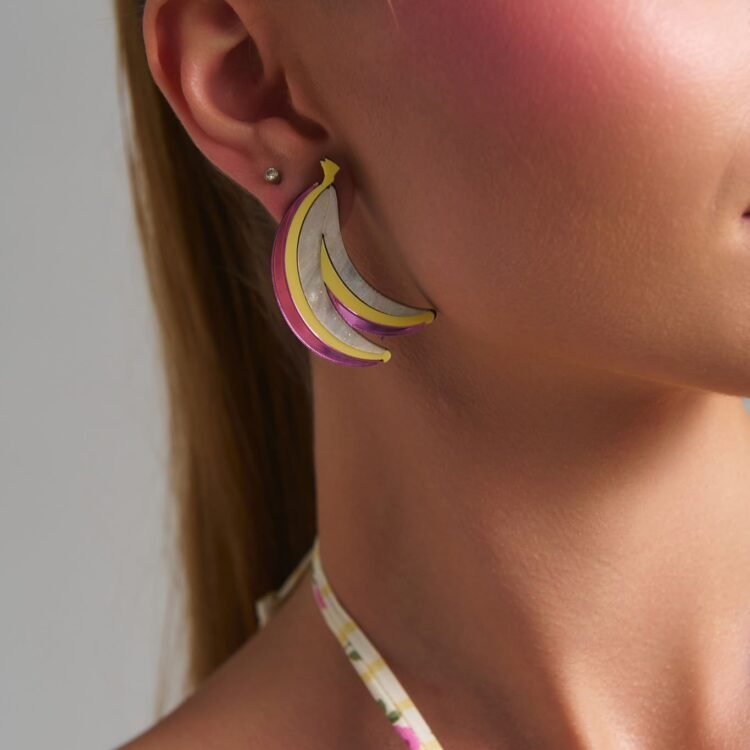 Banana Fantasy Earrings pastel banana plexiglass earrings φορεμένα σε μοντέλο