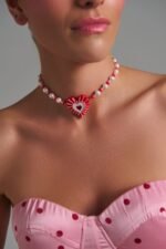 Γυναικείο μοντέλο που φορά το χειροποίητο Heartnova necklace με sacred heart pendant από plexiglass