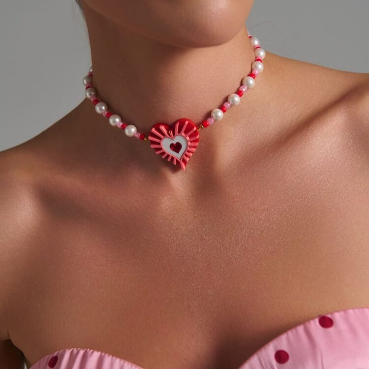 Γυναικείο μοντέλο που φορά το χειροποίητο Heartnova necklace με sacred heart pendant από plexiglass