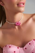 Dream Flower Choker φορεμένο σε μοντέλο με ροζ flower centerpiece και romantic pastel αισθητική