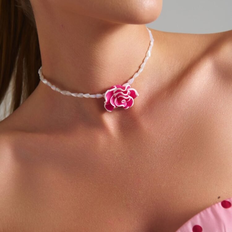 Dream Flower Choker φορεμένο σε μοντέλο με ροζ flower centerpiece και romantic pastel αισθητική